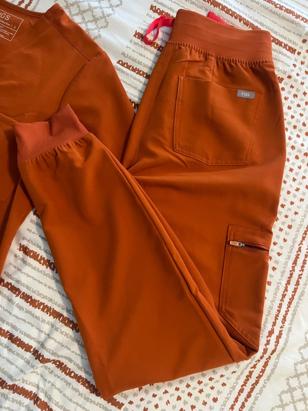 FIGS V-Neck Scrub Top / joggers in Rust Orange - Picture 3 of 5
